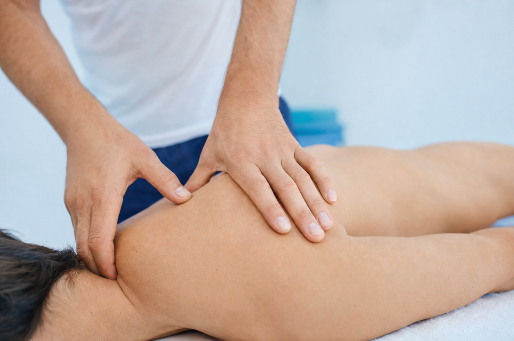 Imagen ilustrativa de una sesión de terapia manual en el hombro.